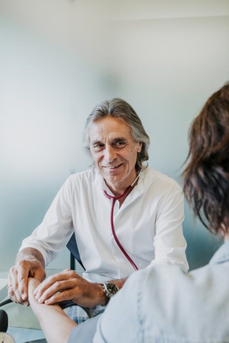 „Wenn ich mir die einzelnen Leistungen anschaue, ist die Honorarsituation nicht leistungsgerecht“, sagt Rüscher. <span class="copyright">Angela Lamprecht</span>
