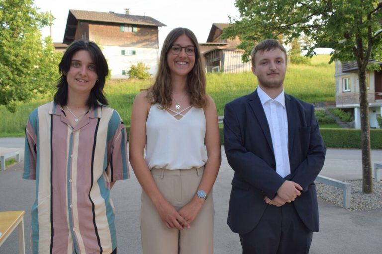 Rückschau auf vier Jahre: Klassensprecher Anna Laura Paluselli, Judith Willi und Cornelius Metzler.