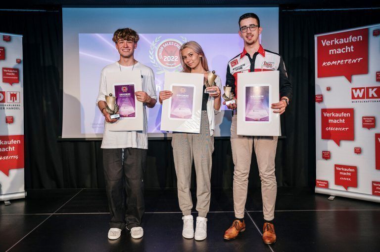 Sales Champion Emanuel Säly (Sport Harry, St. Gallenkirch) gewinnt den Verkaufstechnikwettbewerb „Junior Sales Champion“ der Handelslehrlinge vor Angelina Khalil (Natur & Kost Feldkirch) und Jan Dirnbauer (Louis Lochau). Nussbaumer