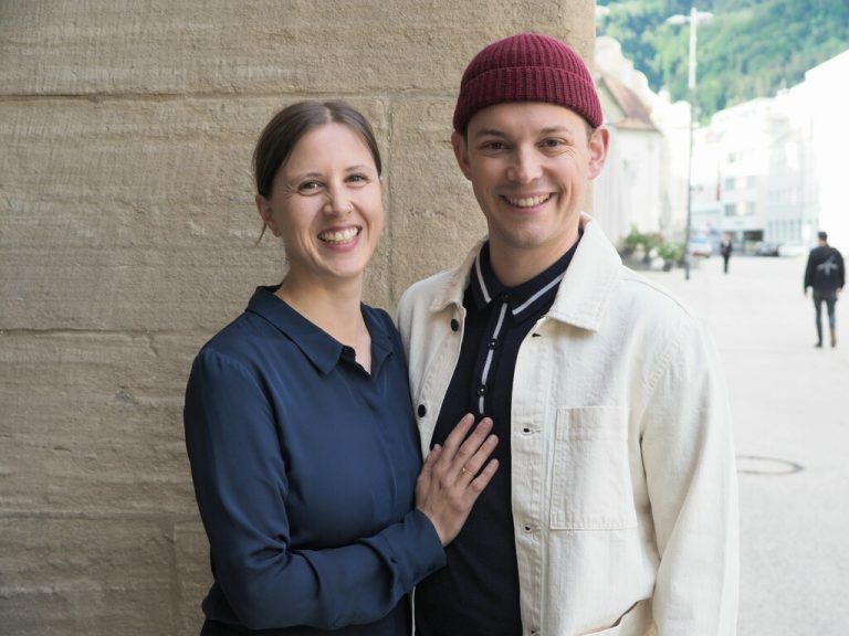 Schauspieler Luzian Hirzel mit Freundin Ellen Tiefenbacher.