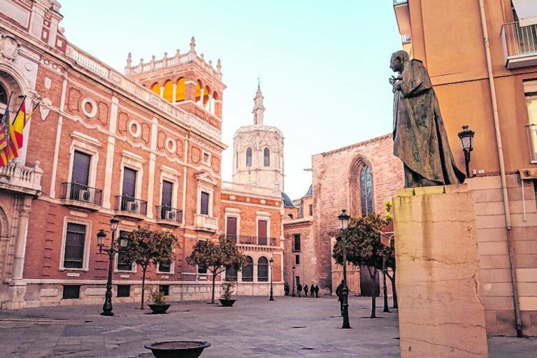 Schöne Gebäude und Orangenbäume in Valencias Altstadt.Jonny James/Unsplash