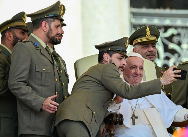 Selfies bleiben auch dem Oberhaupt der Kirche nicht erspart: Papst Franziskus mit Offizieren der italienischen Armee im Vatikan. AFP