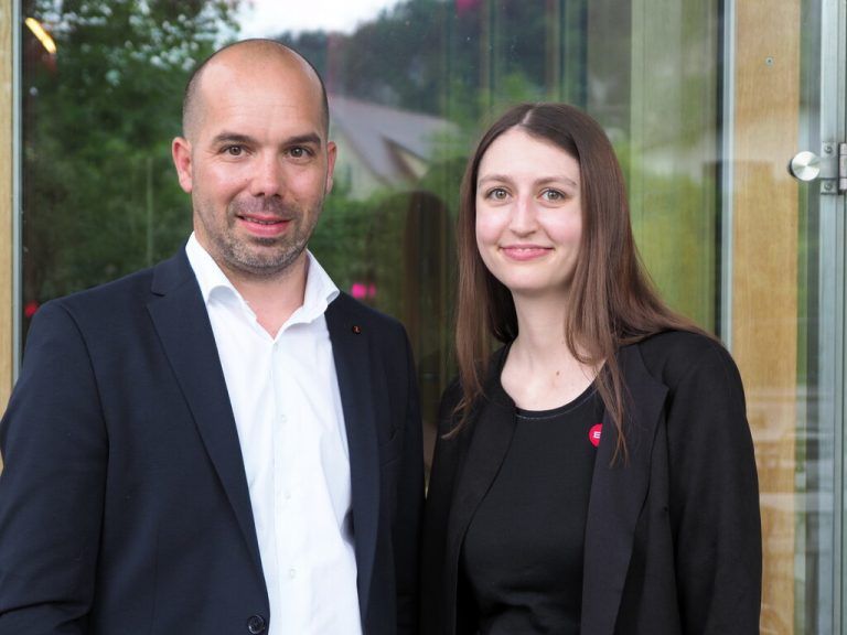 Simon Bitsche (Bitsche Optik) und Augenoptikerin Rebecca Erhart.