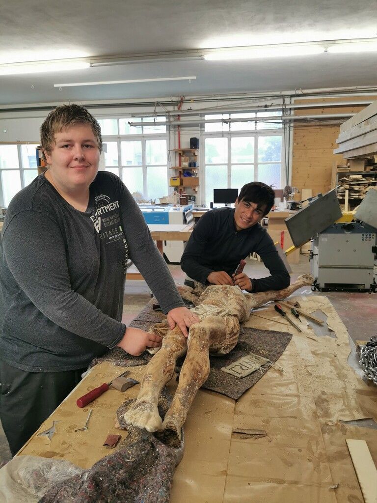 Simon und Rahmat von Job Ahoi (OJAD) arbeiten an der Christusfigur.