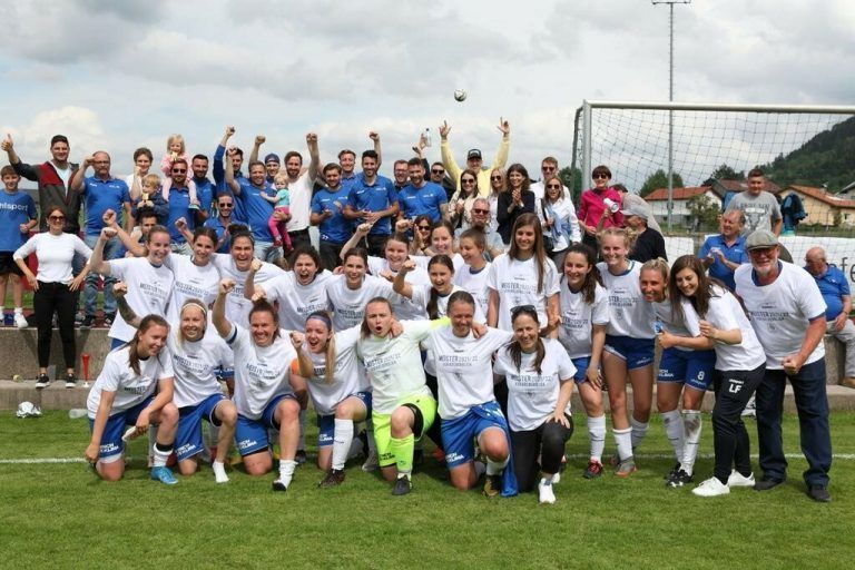 Spielerinnen und Fans der SPG Leiblachtal feierten den erstmaligen Meistertitel gemeinsam. siha