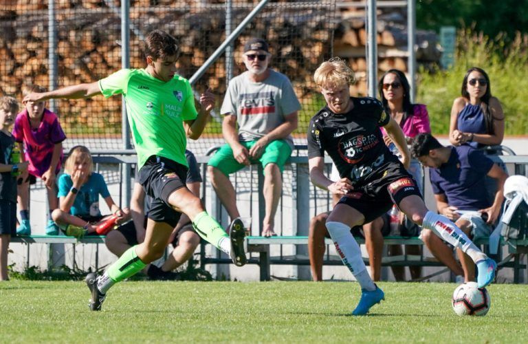 Stefan Rakic im Zweikampf mit Filip Rettig. Am Ende musste der FC Sulz die erste Heimniederlage gegen den FC Hittisau seit 2015 hinnehmen. F. Kopf