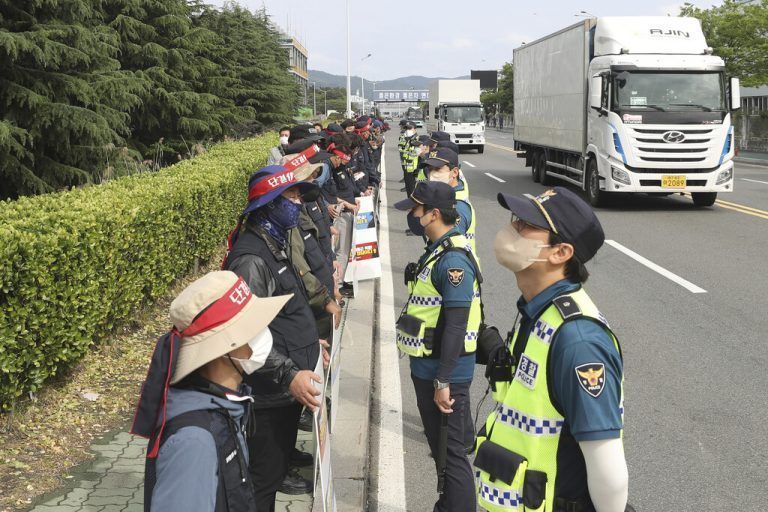 Streikende und Polizisten vor dem Werk von Hyundai in Ulsan, Südkorea. ap