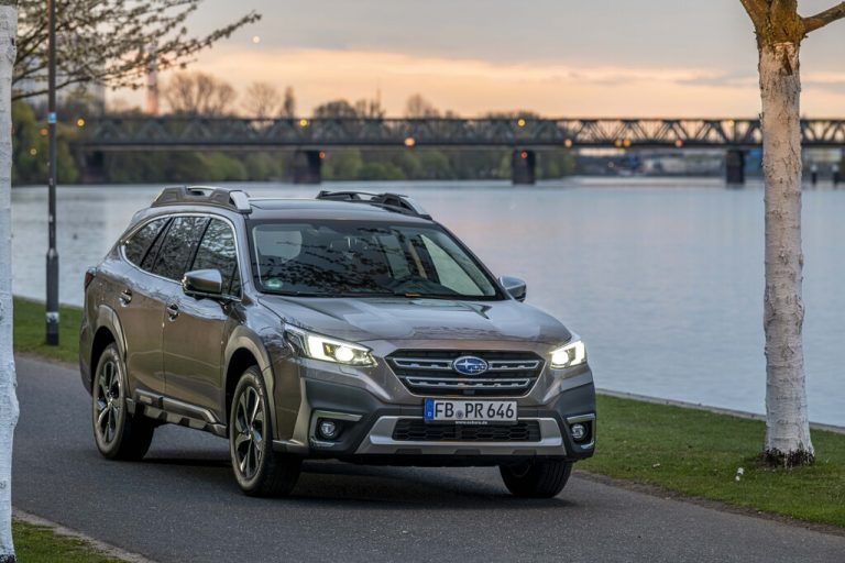 Subaru Outback: Ein robust gestylter und serienmäßig allradgetriebener Kombi, mit dem man grobe Pfade abseits asphaltierter Wege bewältigen kann.