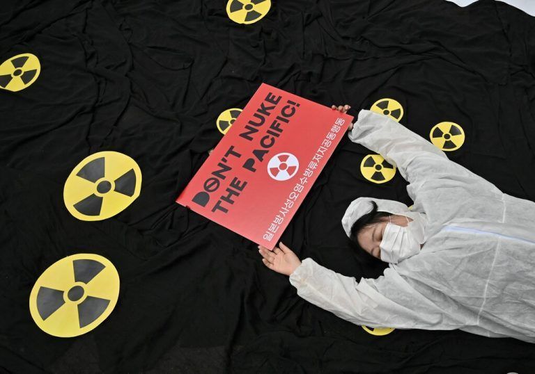 Südkoreanische Aktivisten demonstrieren in Seoul gegen Japans Pläne, radioaktives Kühlwassers aus der Atomruine Fukushima in den Pazifik zu leiten. AFP
