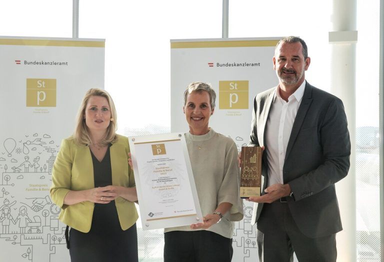 Susanne Raab, Bundesministerin für Frauen, Familie, Integration und Medien, mit Bettina Wetschnig und Uwe Breuder (Alpla). Harald Schlossko
