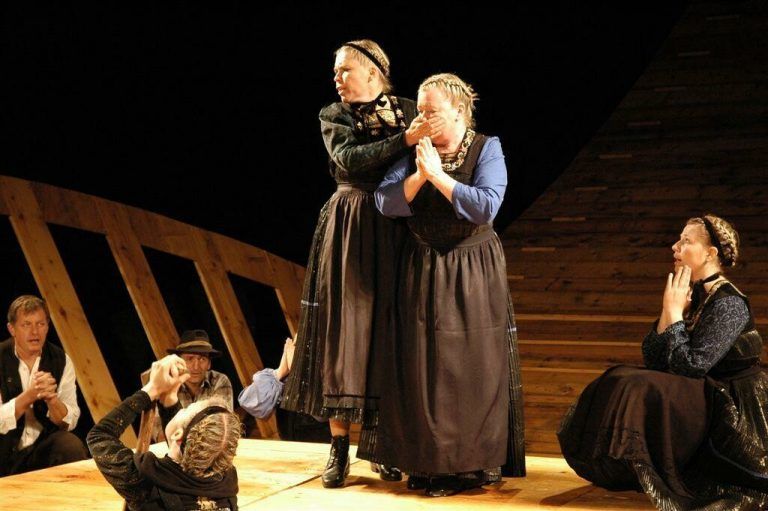 Szene aus dem Theaterstück „Tolle Weiber“ von Ulrike Längle über den Aufstand der Frauen in Krumbach, das 2007 aufgeführt wurde. VN