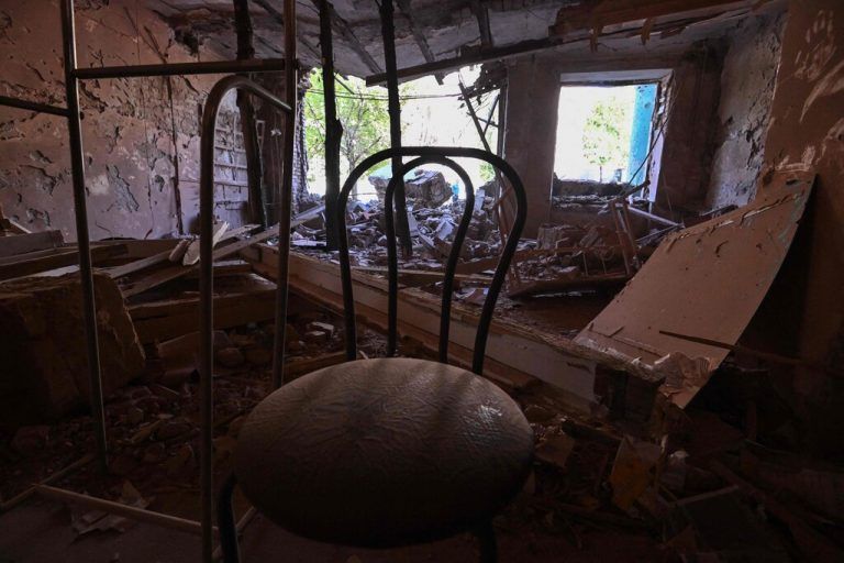 Täglich sterben Menschen in der Ukraine in Folge des Krieges. Infrastruktur ist zerstört, von manchen Schulen ist fast nichts mehr da. AFP