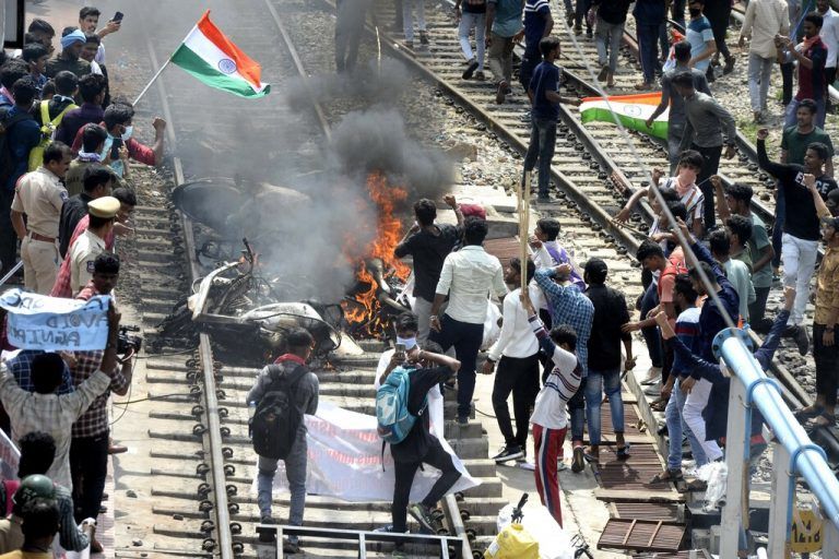 Tausende junge Menschen protestierten in Indien gewaltsam gegen ein neues Rekrutierungsprogramm des Militärs. AFP