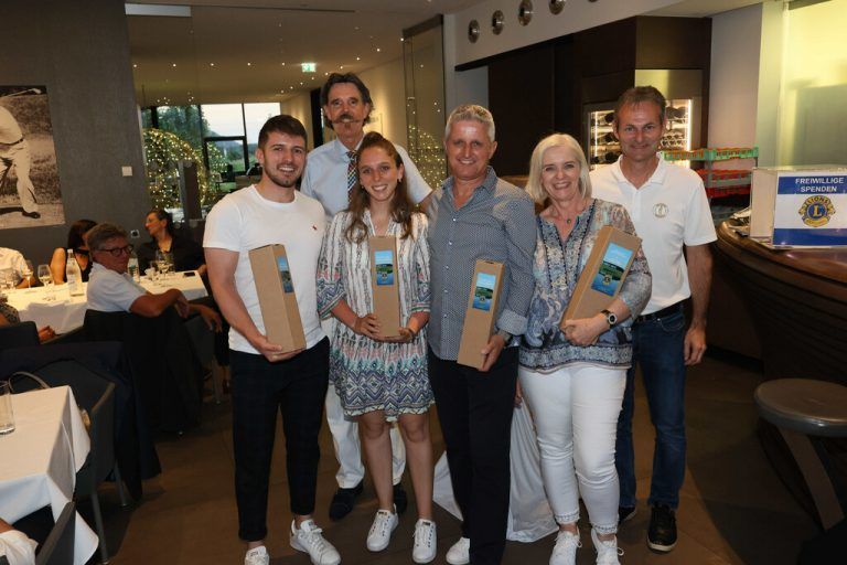 Texas-Scramble-Sieger Philipp (l.), Schwester Kristina, Eltern Wolfgang und Inge Kopf mit Organisator Dieter Haid (2.v.l.) und Club­manager Arno Gasser. Meusburger