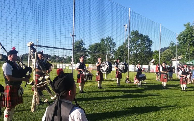 The First Leiblach Valley Pipes and Drums spielten auf.