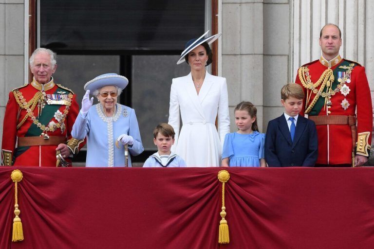 TOPSHOT - Britain's Queen Elizabeth II (2L) stands with from left, Britain's Prince Charles, Prince of Wales, Britain's Prince Louis of Cambridge, Britain's Catherine, Duchess of Cambridge, Britain's Princess Charlotte of Cambridge , Britain's Prince George of Cambridge, Britain's Prince William, Duke of Cambridge, , to watch a special flypast from Buckingham Palace balcony following the Queen's Birthday Parade, the Trooping the Colour, as part of Queen Elizabeth II's platinum jubilee celebrations, in London on June 2, 2022. - Huge crowds converged on central London in bright sunshine on Thursday for the start of four days of public events to mark Queen Elizabeth II's historic Platinum Jubilee, in what could be the last major public event of her long reign. (Photo by Daniel LEAL / AFP)