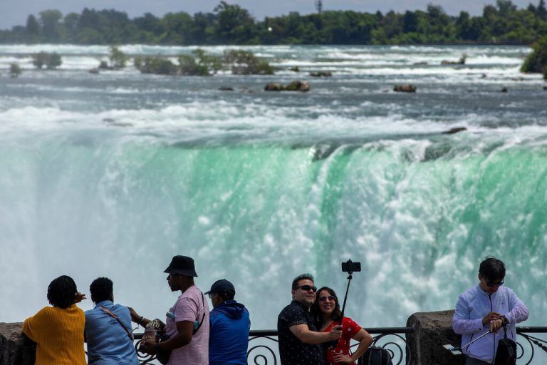 Touristen bestaunen in der Stadt Niagara Falls in der kanadischen Provinz Ontario die an der Grenze zu den USA gelegenen Niagarafälle. Reuters