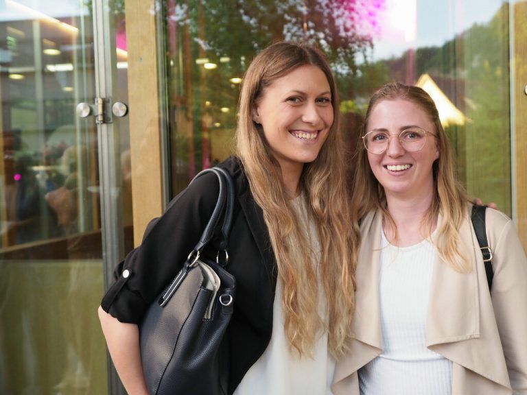Unter den Besuchern: Eva Grobner und Jennifer Tschiggfrei (AMS Vorarlberg).