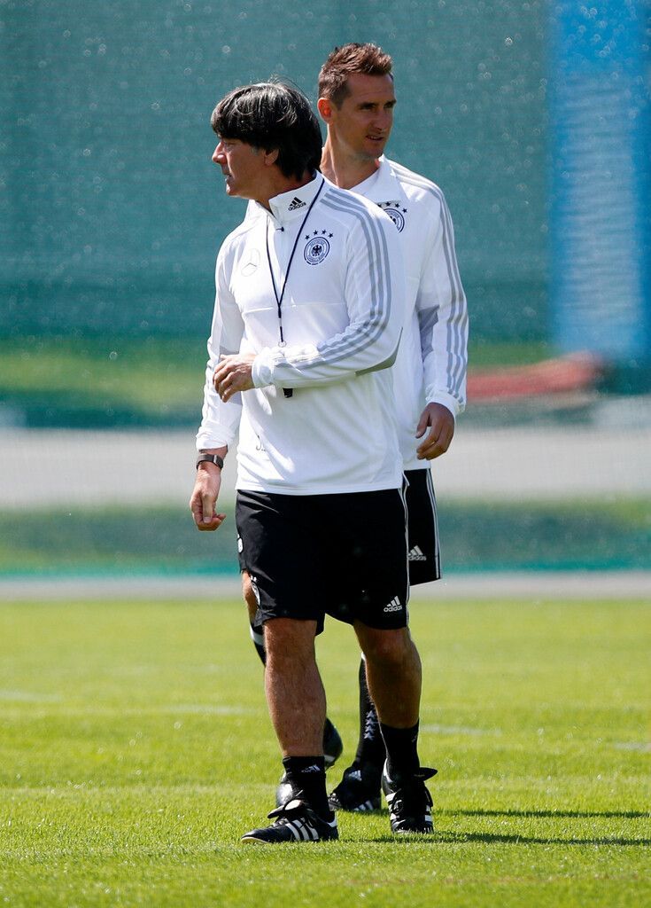 Unter DFB-Teamchef Jogi Löw machte Klose seine ersten Schritte als Trainer.reuters