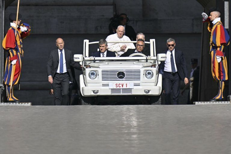 Unterwegs im Papamobil: Papst Franziskus warnte am Mittwoch bei der Generalaudienz vor der „Obsession der ewigen Jugend“. AFP