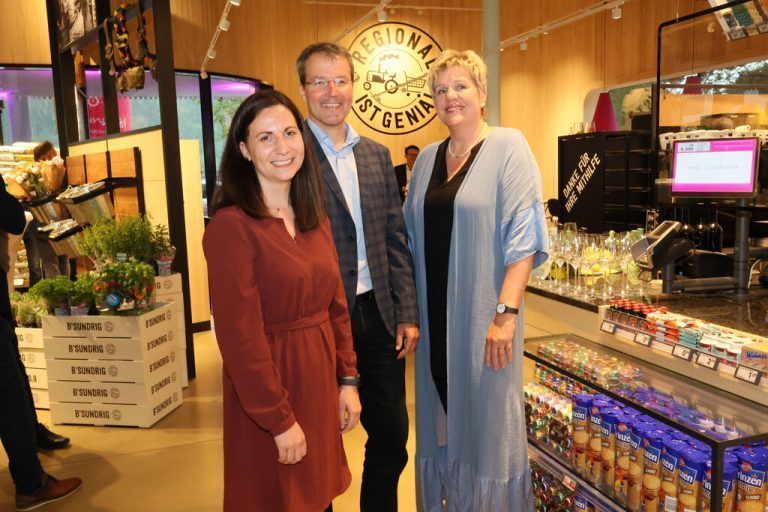 Vizebgm. Andrea Gabriel, E-Werke-Chef Rainer Hartmann und Michaela Gort.