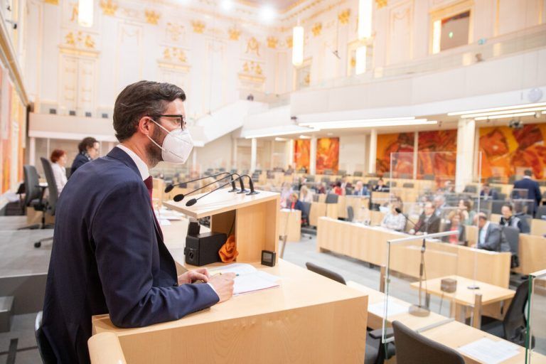 Vom Platz am erhöhten Pult hat Dario Summer alles im Blick.