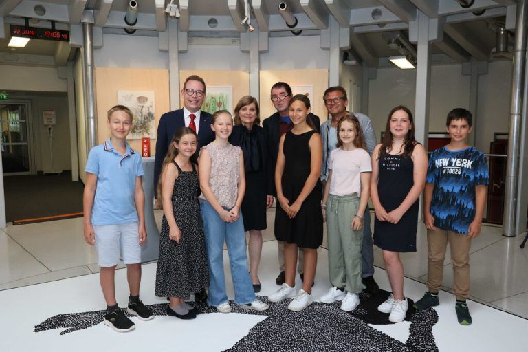 Vorne: Felix Ströhle, Nika Moosbrugger, Emma Muther, Lorena Lampert, Matilda Müller, Agatha Marte, und Alexander Pleh. Hinten: Landesdir. Markus Klement, LSth. Barbara Schöbi-Fink, Harald Gfader und Marbod Fritsch. AME