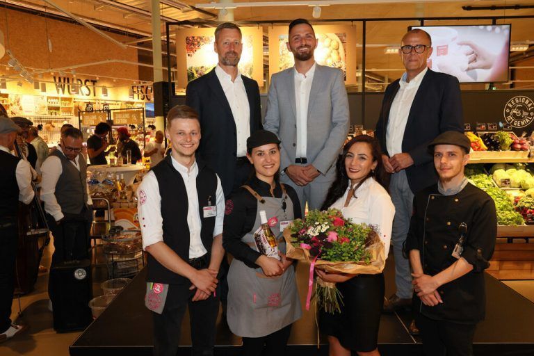 Vorne: Florian Kröll, Güldane Karapinar, Meyrem Erdogan und Rick Bilger; hinten: Jürgen Sutterlüty, Markus Arnold und Bürgermeister Walter Gohm. AME