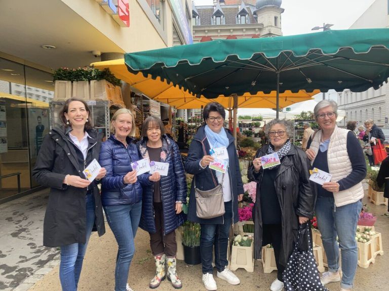 Vorstandsdamen mit „süßem Muttertagsgruß“.GUTA