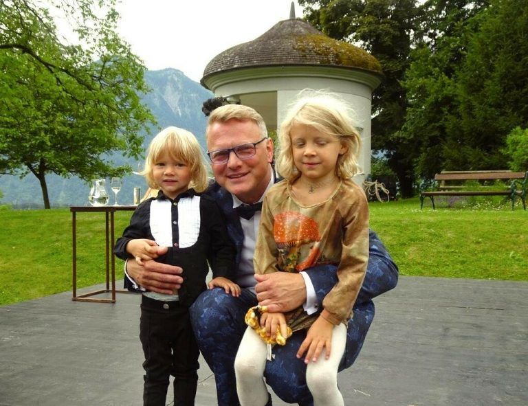 Während eines Konzerts: Solokünstler Stefan mit seinen Kindern Elijana (7) und Luca (3).