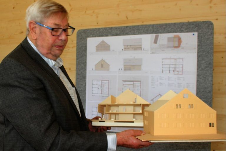 Weit fortgeschritten sind die Planungen für die Erweiterung des Heimatmuseums, das Altbürgermeister Helmut Batlogg anhand des Modells erläutert. <span class="copyright">STP/3</span>