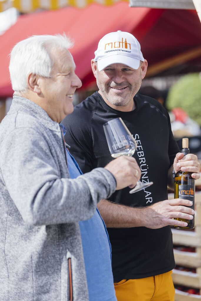Winzer Josef Möth (rechts) ließ seine Weine probieren.