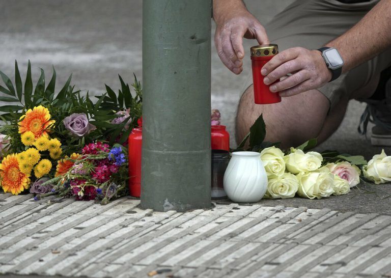 Zahlreiche Menschen haben Blumen und Kerzen niedergelegt. AP
