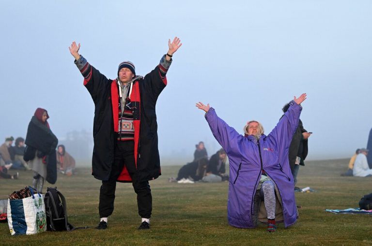Zahlreiche Spirituelle und Neugierige feiern die Sommersonnenwende in Stonehenge im südlichen England. AFP