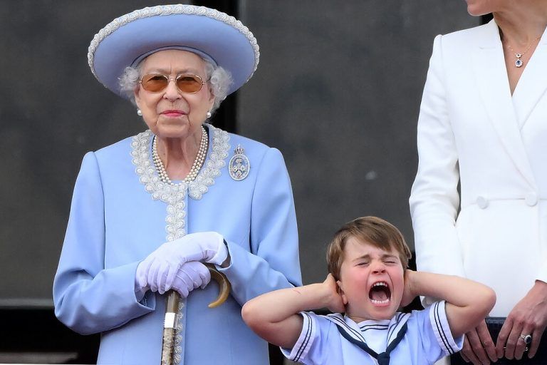 TOPSHOT - Britain's Prince Louis of Cambridge (R) holds his ears as he stands next to Britain's Queen Elizabeth II to watch a special flypast from Buckingham Palace balcony following the Queen's Birthday Parade, the Trooping the Colour, as part of Queen Elizabeth II's platinum jubilee celebrations, in London on June 2, 2022. - Huge crowds converged on central London in bright sunshine on Thursday for the start of four days of public events to mark Queen Elizabeth II's historic Platinum Jubilee, in what could be the last major public event of her long reign. (Photo by Daniel LEAL / AFP)