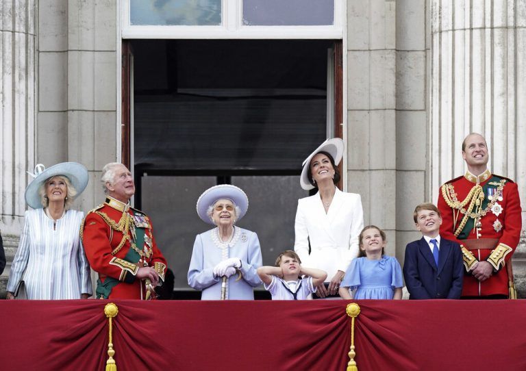 Zum Abschluss der Feierlichkeiten winkte die Queen vom Balkon des Buckingham-Palasts den jubelnden Menschen zu. An ihrer Seite standen ihre engsten Verwandten. ap