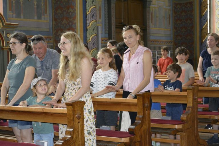 Zur richtigen Einstimmung versammelten sich alle in der Kirche.