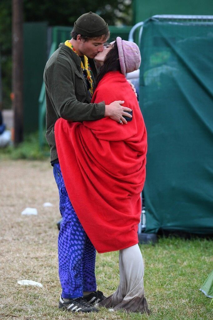 Zwei Personen küssen sich, bevor sie nach Ende des Glastonbury-Festivals das Gelände bei Pilton im Südwesten Englands verlassen. AFP