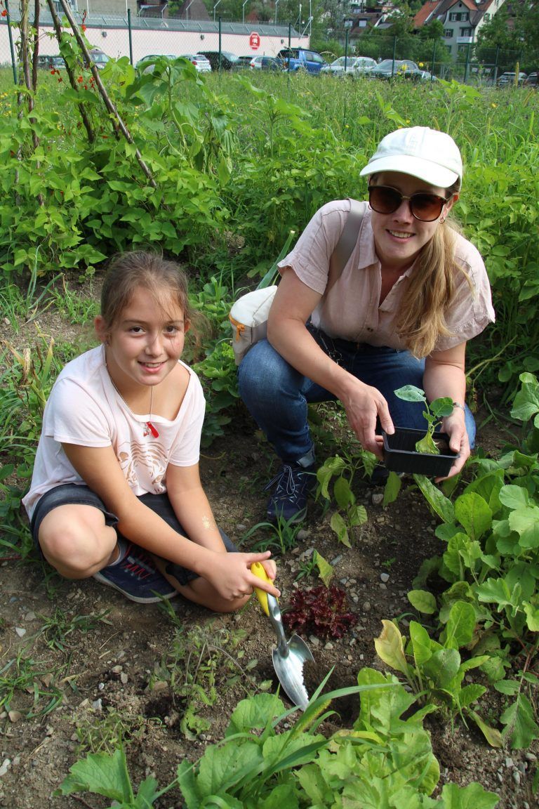 Nadine und Klaudia Summer bei der Ernte.