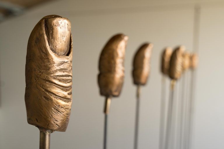 Goldener Daumen der Künstlerin Sabine Lingenhöle-Rainer in Bronze.