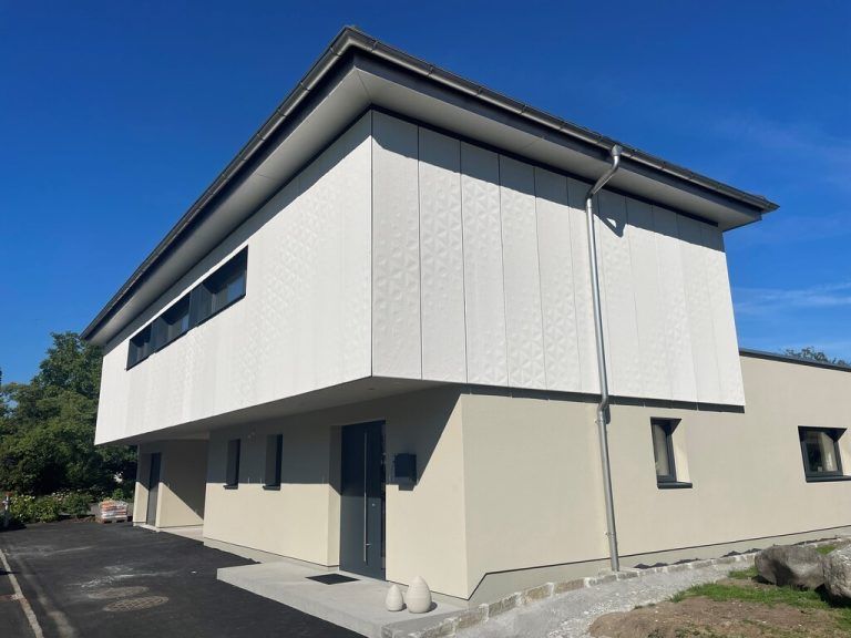 74 individuell gemusterte Beton-Paneele bei einem Einfamilienhaus in Götzis.CRE Panel