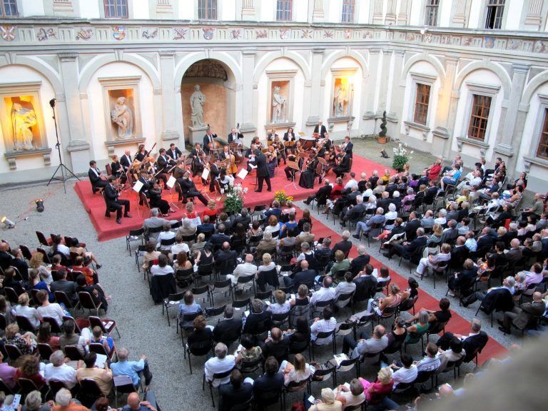 <p class="caption">Das Arpeggione-Konzert findet am 1. Juli im Palasthof Hohenems statt. <span class="media-container dcx_media_rtab" data-dcx_media_config="{}" data-dcx_media_type="rtab"> </span><span class="marker"><span class="copyright">JU</span></span></p>