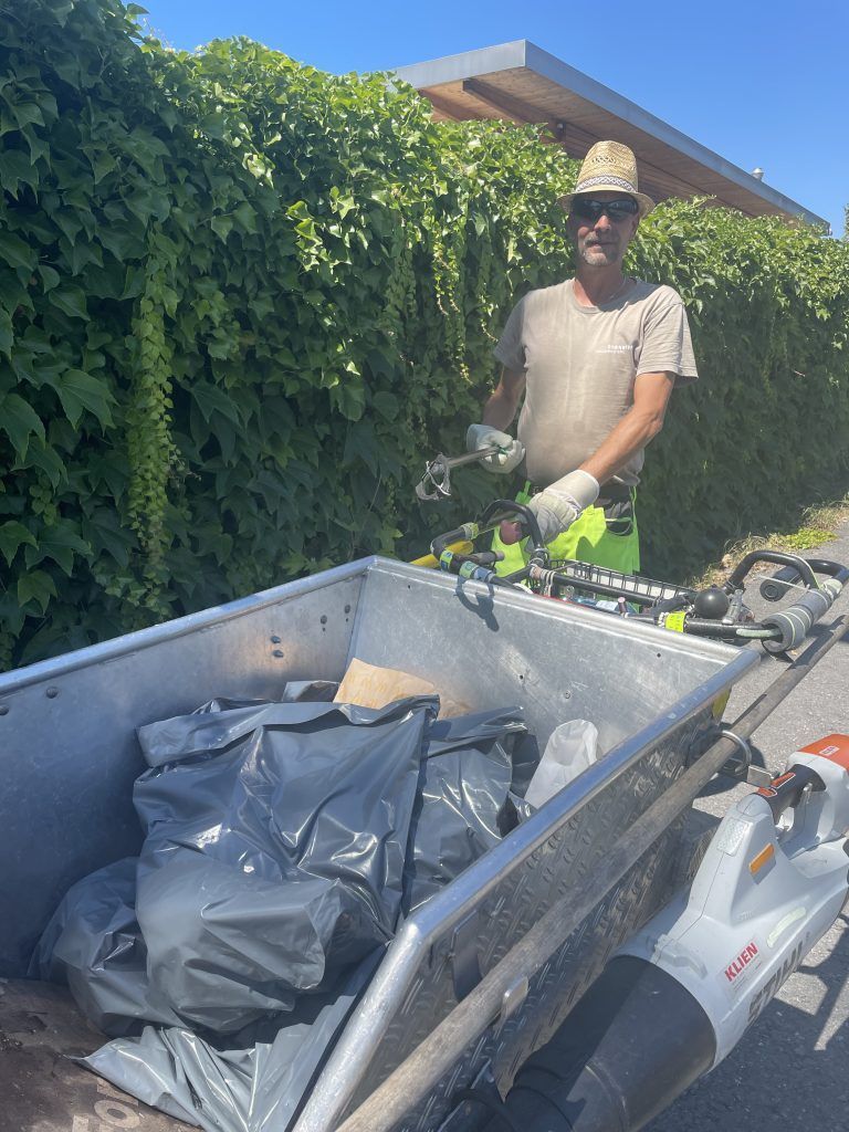 Straßenmeisterei-Mitarbeiter Martin Fussenegger setzt auf Sonnenhut, Sonnenbrille und ganz viel Wasser trinken. Er ist sowohl Hitze als auch Kälte im Job gewohnt. "Das ist gut für das Immunsystem", sagt er. <span class="copyright">VN/MEF</span><br>