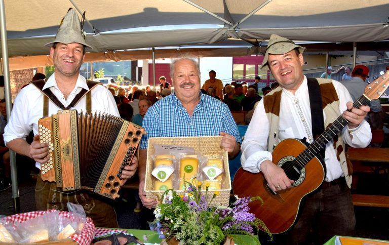Die musizierenden Brüder Tilbert (l.) und Rainer Fitsch mit Walter Latzer (Alpe Parpfienz in Brand) in der Mitte.