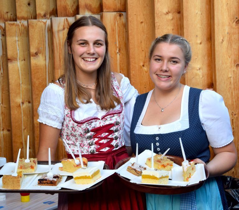 Valerie Rudigier und Lina Lerch mit Kuchen.