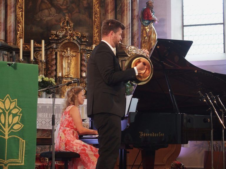 Zoltan Macsai (Horn) und Veronika Kopjova (Klavier) in einem Stück von Robert Schumann.