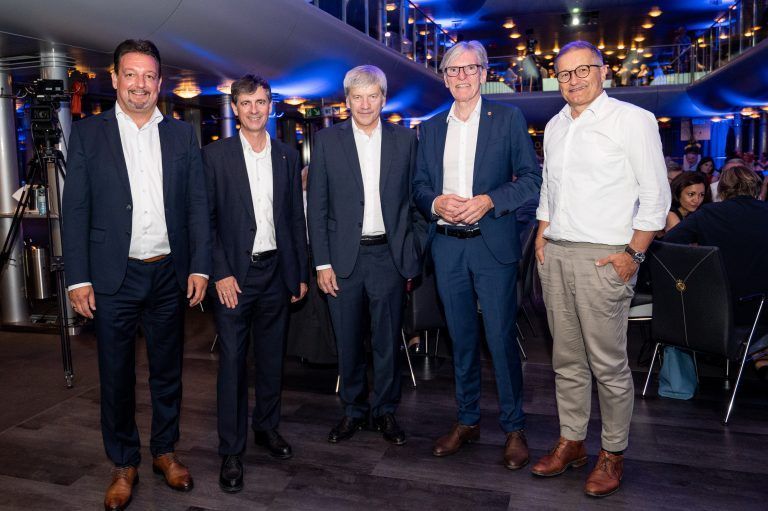 Vorstandsvorsitzender-Stellvertreter Manfred Miglar (l.), Vorstandsvorsitzender Michael Alge, CEO Raiffeisen International Johann Strobl sowie Wilfried Hopfner und Aufsichtsratsvorsitzender Andreas Dorner.  <span class="copyright">Serra</span>