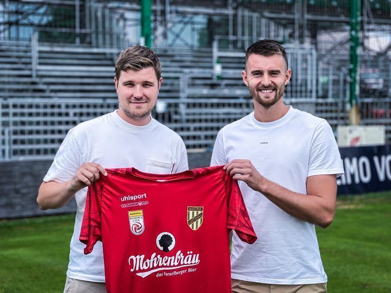 Austrias Sportkoordinator Alexander Schneider mit Goalie Ammar Helac.<span class="copyright">s</span><span class="copyright">c</span><span class="copyright">a</span>