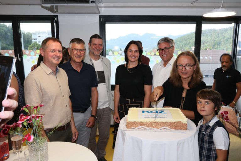 AKS-GF Georg Posch, ÖGK-Vorsitzender Manfred Brunner, Fachgruppenobmann Bernhard Jochum, LT-Vizepräs. Monika Vonier, Bgm. Wolfgang Matt, Kinderärztin Isabella Walter-Höliner und Sohn Elias. AME