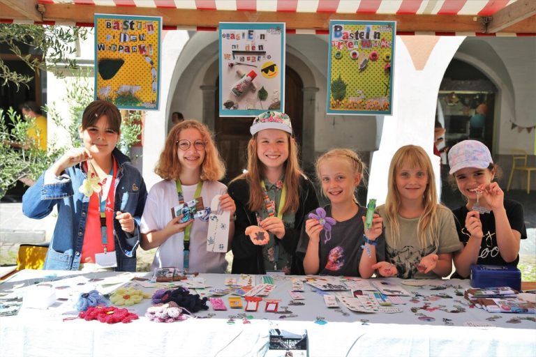 Alina, Emily, Pia, Pauline, Friderike und Lena boten beim Wochenmarkt ihre selbst gebastelten Produkte feil. TAY